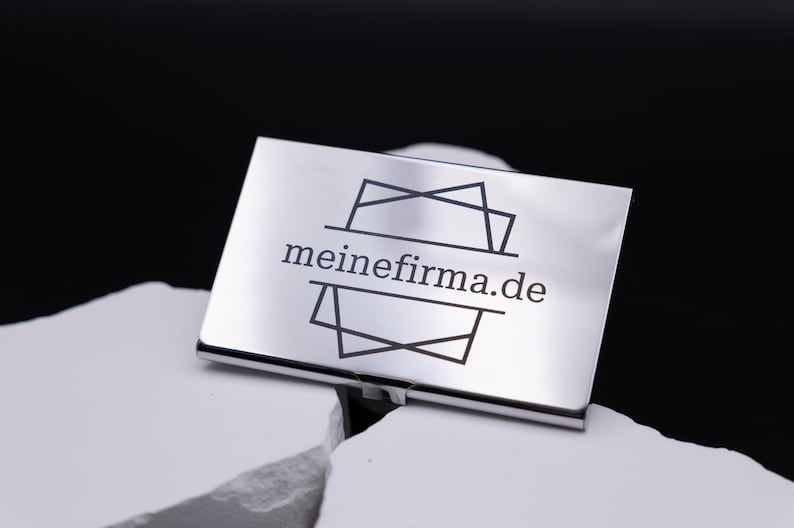 Materialdetail von Leichtes Visitenkartenetui Metall silber aus Metall. Diese Aufnahme passt zum Suchwort Kartenetui geschenk aus dem MyDesignStyle Sortiment. Praktisch und stilvoll als Personalisiertes etui im Alltag. Weitere Motive zum Thema Visitenkarten halter bei MyDesignStyle entdecken.