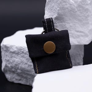 Seitenansicht von Schlüsselanhänger aus Stoff. Diese Aufnahme passt zum Suchwort Geschenkidee nachhaltig aus dem MyDesignStyle Sortiment. Praktisch und stilvoll als Handgemacht accessoire im Alltag. Weitere Motive zum Thema Nachhaltiges accessoire bei MyDesignStyle entdecken.