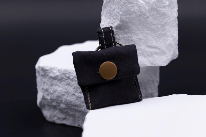 Seitenansicht von Schlüsselanhänger aus Stoff. Diese Aufnahme passt zum Suchwort Geschenkidee nachhaltig aus dem MyDesignStyle Sortiment. Praktisch und stilvoll als Handgemacht accessoire im Alltag. Weitere Motive zum Thema Nachhaltiges accessoire bei MyDesignStyle entdecken.