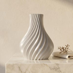 Designvase Luxoria in der Farbe Weiß (#EDE7DC) – 1 von 7 Premium-Farben der Luxe-Kollektion. Handgefertigte 3D-Druck-Vase aus Bambu PLA Silk+, metallisch-glänzende Oberfläche. Höhe 20 cm (auch 15 und 25 cm). Ideal für Trockenblumen, Pampasgras, Eukalyptus. Made in München.