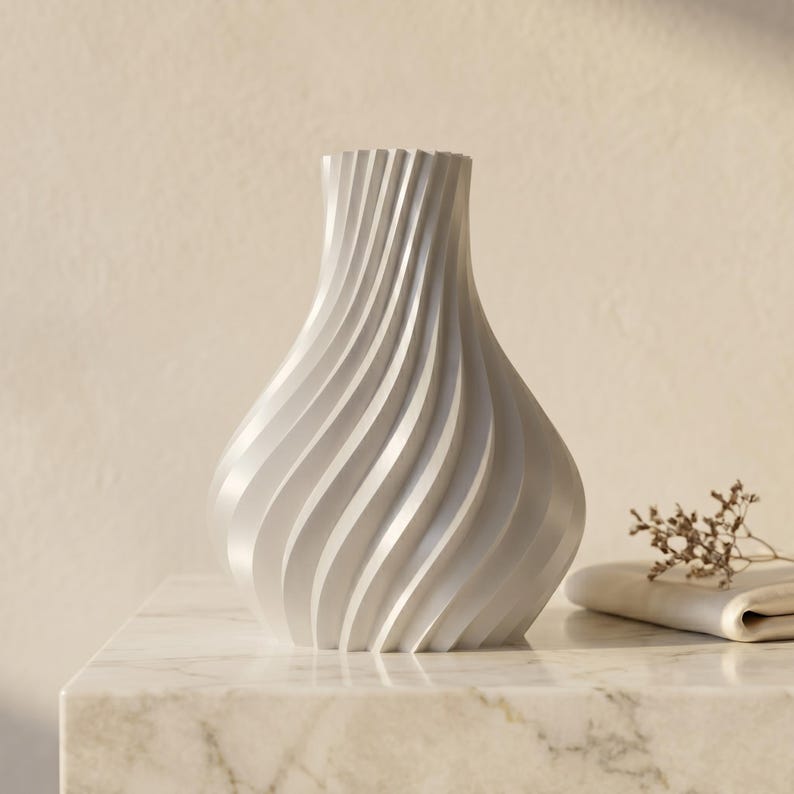 Designvase Luxoria in der Farbe Weiß (#EDE7DC) – 1 von 7 Premium-Farben der Luxe-Kollektion. Handgefertigte 3D-Druck-Vase aus Bambu PLA Silk+, metallisch-glänzende Oberfläche. Höhe 20 cm (auch 15 und 25 cm). Ideal für Trockenblumen, Pampasgras, Eukalyptus. Made in München.