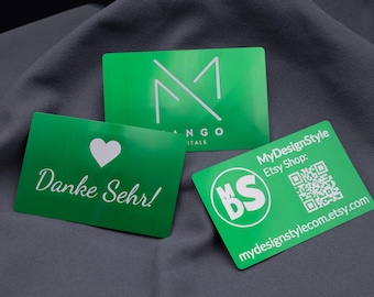 Spersonalizowana zielona wizytówka z metalu i aluminium z grawerunkiem laserowym imienia, logo, grafiki i kodu QR.