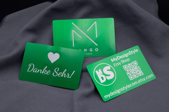 Visitenkarte Metall Aluminium Grün personalisiert Lasergravur mit Name Logo Grafik QR Code