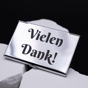 Verpackungsansicht von Leichtes Visitenkartenetui Metall silber aus Metall. Diese Aufnahme passt zum Suchwort Kartenetui geschenk aus dem MyDesignStyle Sortiment. Praktisch und stilvoll als Personalisiertes etui im Alltag. Weitere Motive zum Thema Visitenkarten halter bei MyDesignStyle entdecken.