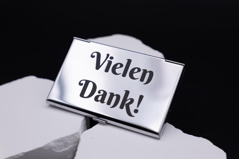 Verpackungsansicht von Leichtes Visitenkartenetui Metall silber aus Metall. Diese Aufnahme passt zum Suchwort Kartenetui geschenk aus dem MyDesignStyle Sortiment. Praktisch und stilvoll als Personalisiertes etui im Alltag. Weitere Motive zum Thema Visitenkarten halter bei MyDesignStyle entdecken.
