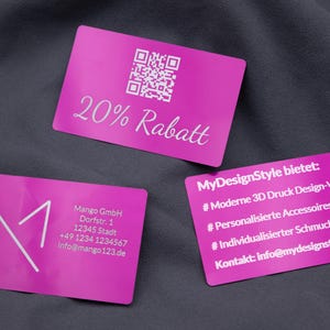 Hochwertige Aluminium-Visitenkarten in Lila mit unterschiedlichen Gravuren: eine Karte zeigt „20 % Rabatt“ mit QR-Code, eine enthält die Firmenadresse der Mango GmbH, und eine dritte listet MyDesignStyle-Angebote wie 3D Druck Design-Vasen und personalisierte Accessoires. Jede Karte überzeugt durch kratzfeste Gravur, langlebiges Material und edle Metallic-Optik, perfekt für Unternehmen und kreatives Marketing.