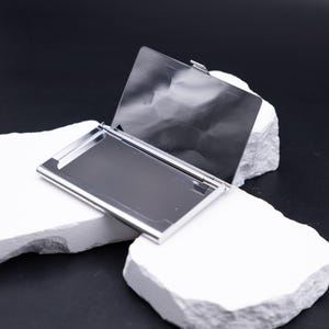 Seitenansicht von Leichtes Visitenkartenetui Metall silber aus Metall. Diese Aufnahme passt zum Suchwort Kartenetui geschenk aus dem MyDesignStyle Sortiment. Praktisch und stilvoll als Personalisiertes etui im Alltag. Weitere Motive zum Thema Visitenkarten halter bei MyDesignStyle entdecken.