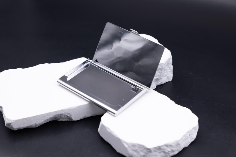 Seitenansicht von Leichtes Visitenkartenetui Metall silber aus Metall. Diese Aufnahme passt zum Suchwort Kartenetui geschenk aus dem MyDesignStyle Sortiment. Praktisch und stilvoll als Personalisiertes etui im Alltag. Weitere Motive zum Thema Visitenkarten halter bei MyDesignStyle entdecken.