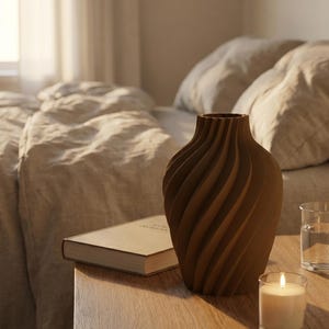 Deko-Vase Organisch Verdana Lehmbraun — Morgendliches Schlafzimmer · Breite Organisch-Form mit Naturholz-Oberfläche, Bambu PLA Wood · Made in Germany · MyDesignStyle.