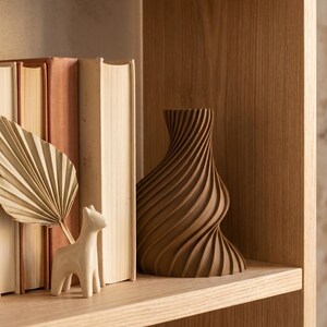 Deko-Vase Organisch Arbor Lehmbraun — Warmes Bücherregal · Schlanke Organisch-Form mit Holzstruktur, Bambu PLA Wood · Made in Germany · MyDesignStyle.