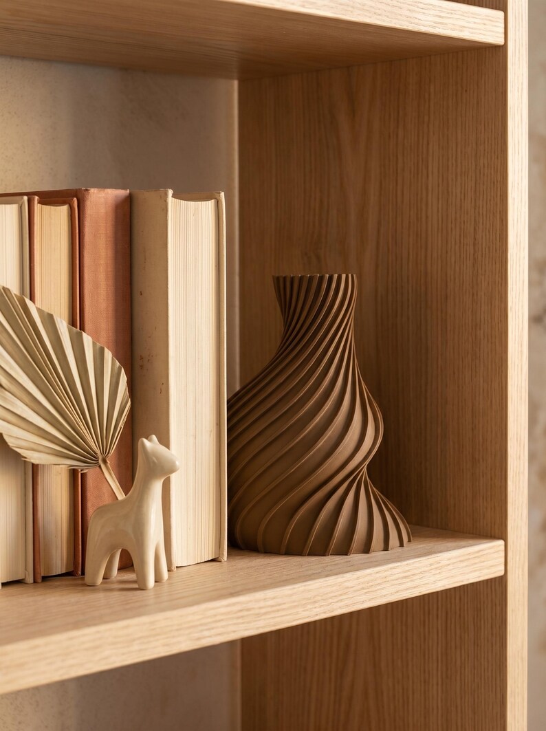 Deko-Vase Organisch Arbor Lehmbraun — Warmes Bücherregal · Schlanke Organisch-Form mit Holzstruktur, Bambu PLA Wood · Made in Germany · MyDesignStyle.