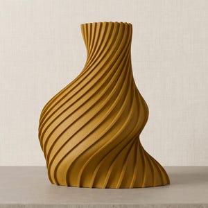Deko-Vase Organisch Arbor in Ockergelb · Schlanke Organisch-Form mit Holzstruktur, Bambu PLA Wood · Handgefertigt München · Made in Germany · MyDesignStyle.