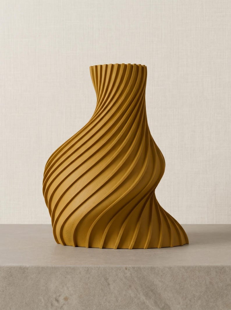 Deko-Vase Organisch Arbor in Ockergelb · Schlanke Organisch-Form mit Holzstruktur, Bambu PLA Wood · Handgefertigt München · Made in Germany · MyDesignStyle.