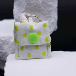 Anwendungsbeispiel von Schlüsselanhänger aus Stoff. Diese Aufnahme passt zum Suchwort Geschenkidee nachhaltig aus dem MyDesignStyle Sortiment. Praktisch und stilvoll als Handgemacht accessoire im Alltag. Weitere Motive zum Thema Nachhaltiges accessoire bei MyDesignStyle entdecken.
