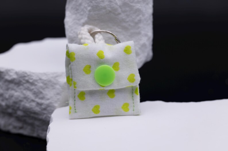 Anwendungsbeispiel von Schlüsselanhänger aus Stoff. Diese Aufnahme passt zum Suchwort Geschenkidee nachhaltig aus dem MyDesignStyle Sortiment. Praktisch und stilvoll als Handgemacht accessoire im Alltag. Weitere Motive zum Thema Nachhaltiges accessoire bei MyDesignStyle entdecken.