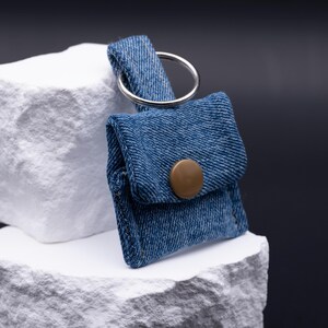 Hauptfoto: Schlüsselanhänger aus Stoff von MyDesignStyle. Hochwertige Verarbeitung im Stil Geschenkidee nachhaltig mit liebevoller Detailgestaltung. Ideal als Handgemacht accessoire oder als geschmackvolles Geschenk. Im MyDesignStyle Shop findest du passende Motive zu Nachhaltiges accessoire und weitere Designvarianten.