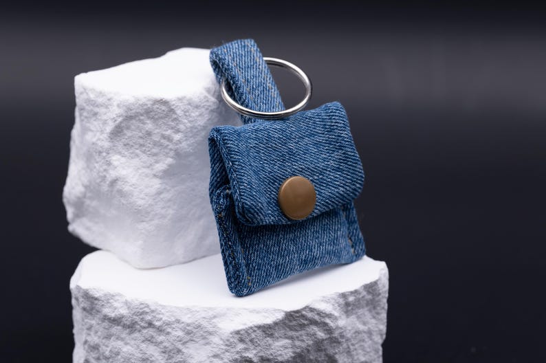 Hauptfoto: Schlüsselanhänger aus Stoff von MyDesignStyle. Hochwertige Verarbeitung im Stil Geschenkidee nachhaltig mit liebevoller Detailgestaltung. Ideal als Handgemacht accessoire oder als geschmackvolles Geschenk. Im MyDesignStyle Shop findest du passende Motive zu Nachhaltiges accessoire und weitere Designvarianten.