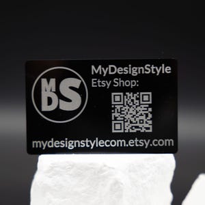 Größenvergleich von Premium Metall Visitenkarte Schwarz Matt aus Metall. Diese Aufnahme passt zum Suchwort Premium karte aus dem MyDesignStyle Sortiment. Praktisch und stilvoll als Personalisierte karte im Alltag. Weitere Motive zum Thema Visitenkarte gravur bei MyDesignStyle entdecken.