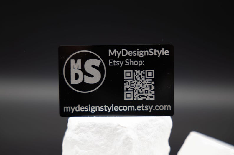 Größenvergleich von Premium Metall Visitenkarte Schwarz Matt aus Metall. Diese Aufnahme passt zum Suchwort Premium karte aus dem MyDesignStyle Sortiment. Praktisch und stilvoll als Personalisierte karte im Alltag. Weitere Motive zum Thema Visitenkarte gravur bei MyDesignStyle entdecken.