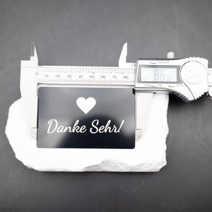 Stilbeispiel von Premium Metall Visitenkarte Schwarz Matt aus Metall. Diese Aufnahme passt zum Suchwort Premium karte aus dem MyDesignStyle Sortiment. Praktisch und stilvoll als Personalisierte karte im Alltag. Weitere Motive zum Thema Visitenkarte gravur bei MyDesignStyle entdecken.
