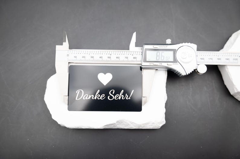Stilbeispiel von Premium Metall Visitenkarte Schwarz Matt aus Metall. Diese Aufnahme passt zum Suchwort Premium karte aus dem MyDesignStyle Sortiment. Praktisch und stilvoll als Personalisierte karte im Alltag. Weitere Motive zum Thema Visitenkarte gravur bei MyDesignStyle entdecken.