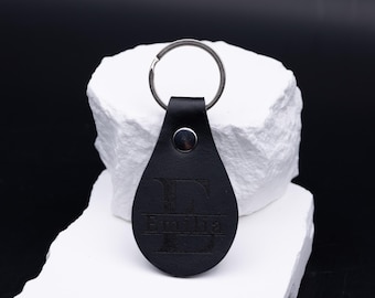 Llavero personalizado en forma de gota negro con grabado de piel sintética vegana, monograma de regalo para hombre y mujer.