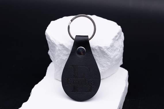 Schlüsselanhänger Schwarz Kunstleder mit Gravur – Monogramm Anhänger – Geschenk Männer Frauen