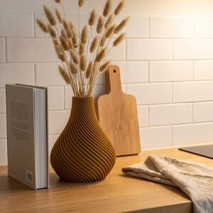 Deko-Vase Organisch Botania Ockergelb — Küchentheke · Geschwungene Organisch-Form mit Holzmaserung, Bambu PLA Wood · Made in Germany · MyDesignStyle.