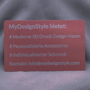 Roségoldene Aluminium-Visitenkarte mit Gravur der angebotenen Produkte: 3D-Druck-Vasen, Accessoires und individueller Schmuck. Darunter die Kontaktadresse von MyDesignStyle. Die matte Metalloberfläche verstärkt die exklusive Wirkung. Eine langlebige und elegante Businesskarte, ideal zur Präsentation von Leistungen und Angeboten.