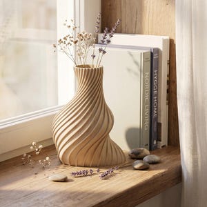 Deko-Vase Organisch Arbor Weißeiche — Fensterbrett im Tageslicht · Schlanke Organisch-Form mit Holzstruktur, Bambu PLA Wood · Made in Germany · MyDesignStyle.