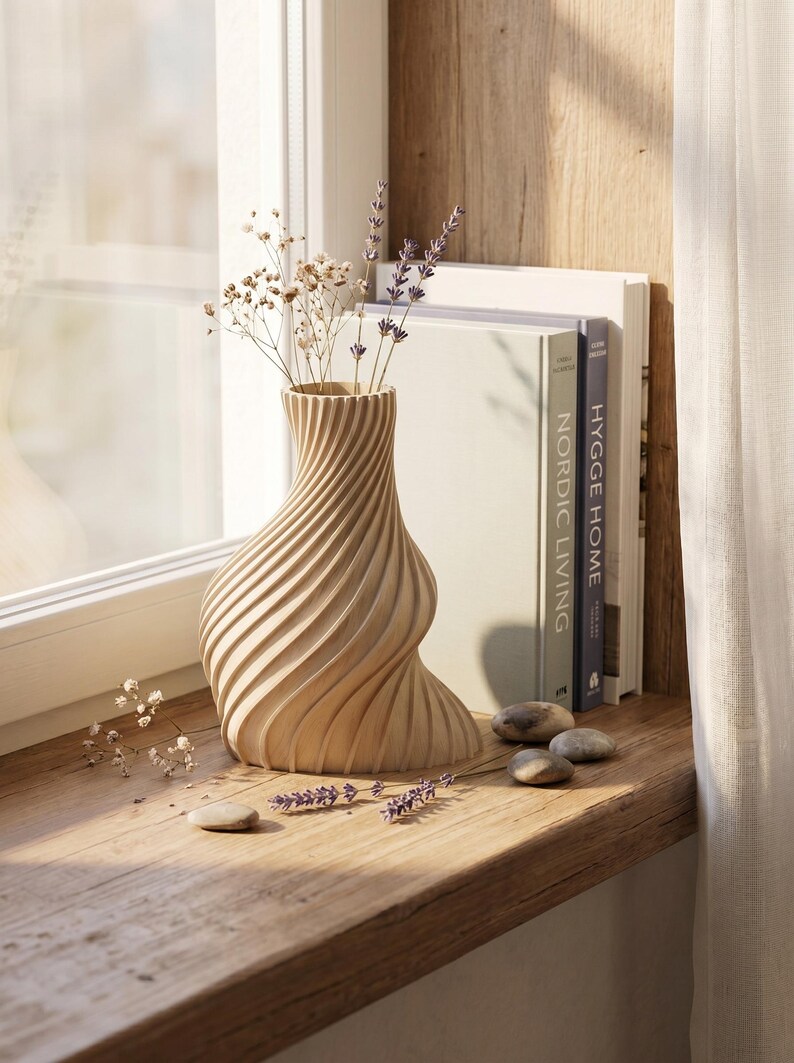 Deko-Vase Organisch Arbor Weißeiche — Fensterbrett im Tageslicht · Schlanke Organisch-Form mit Holzstruktur, Bambu PLA Wood · Made in Germany · MyDesignStyle.