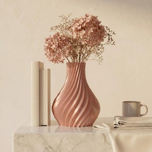 Premium Designvase Luxoria aus 3D-Druck in Rose Gold (#D4A088) – Hauptfoto der Luxe-Kollektion. Handgefertigt aus Bambu PLA Silk+ mit metallisch-glänzender Oberfläche. Höhe 20 cm (auch 15 und 25 cm). Ideal für Pampasgras, Trockenblumen, Eukalyptus. Made in München. 100% biobasiert, recyclebar.
