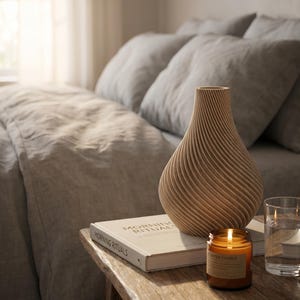 Deko-Vase Organisch Botania Weißeiche — Morgendliches Schlafzimmer · Geschwungene Organisch-Form mit Holzmaserung, Bambu PLA Wood · Made in Germany · MyDesignStyle.