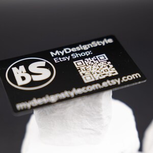 Anwendungsbeispiel von Premium Metall Visitenkarte Schwarz Matt aus Metall. Diese Aufnahme passt zum Suchwort Premium karte aus dem MyDesignStyle Sortiment. Praktisch und stilvoll als Personalisierte karte im Alltag. Weitere Motive zum Thema Visitenkarte gravur bei MyDesignStyle entdecken.