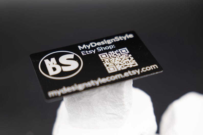 Anwendungsbeispiel von Premium Metall Visitenkarte Schwarz Matt aus Metall. Diese Aufnahme passt zum Suchwort Premium karte aus dem MyDesignStyle Sortiment. Praktisch und stilvoll als Personalisierte karte im Alltag. Weitere Motive zum Thema Visitenkarte gravur bei MyDesignStyle entdecken.