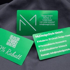Drei grüne Aluminium-Visitenkarten mit lasergravierten Details. Eine Karte zeigt die Aufschrift "20% Rabatt" mit QR-Code, eine Firmenadresse mit Logo, die dritte eine Angebotsübersicht zu 3D-Designvasen und Schmuck. Die edle Metallic-Oberfläche macht die Karten zu einer langlebigen und auffälligen Wahl, perfekt für Unternehmen, die Wert auf Individualität und modernes Branding legen.