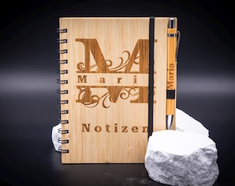Libreta de bambú personalizada con nombre y monograma grabado y bolígrafo.