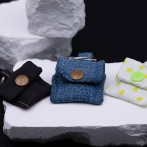 Detailansicht von Schlüsselanhänger aus Stoff. Diese Aufnahme passt zum Suchwort Geschenkidee nachhaltig aus dem MyDesignStyle Sortiment. Praktisch und stilvoll als Handgemacht accessoire im Alltag. Weitere Motive zum Thema Nachhaltiges accessoire bei MyDesignStyle entdecken.