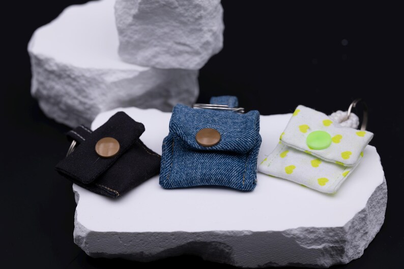 Detailansicht von Schlüsselanhänger aus Stoff. Diese Aufnahme passt zum Suchwort Geschenkidee nachhaltig aus dem MyDesignStyle Sortiment. Praktisch und stilvoll als Handgemacht accessoire im Alltag. Weitere Motive zum Thema Nachhaltiges accessoire bei MyDesignStyle entdecken.