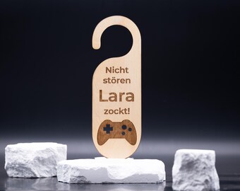 Letrero de puerta de madera personalizable: "No molestar - NOMBRE está jugando" • Letrero de puerta para juegos, regalo para gamers • Decoración gamer