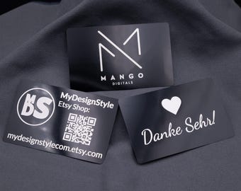 Wizytówka, metalowa, aluminiowa, błyszcząca, czarna, personalizowana grawerunkiem laserowym, zawierającym imię, logo, grafikę i kod QR