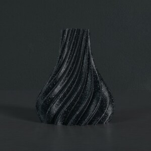 Futuristisch Futura Vase Dark Nebula · Elegante hochform mit futuristischer linienführung, Bambu PLA Galaxy · 3D Druck handgefertigt München MyDesignStyle MDS.