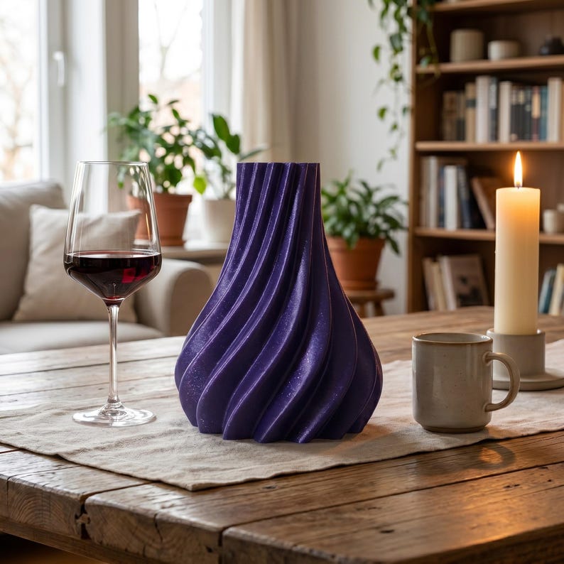 Futuristisch Futura Vase Space Purple im Ambiente Mitternacht Wohnzimmer · Elegante hochform mit futuristischer linienführung, Bambu PLA Galaxy · 3D Druck handgefertigt München MyDesignStyle MDS.
