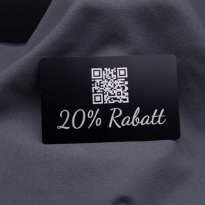 Visitenkarte aus Aluminium in Schwarz mit Gravur „20% Rabatt“ und QR-Code. Die langlebige Metallkarte eignet sich ideal als exklusive Rabattkarte oder Werbekarte, die bei Kunden durch stilvolles Design und hochwertige Haptik Eindruck hinterlässt.