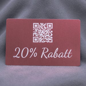 Exklusive Rabattkarte aus roségoldenem Aluminium mit Gravur „20% Rabatt“ und QR-Code. Die matte Oberfläche verleiht der Metallkarte eine edle Optik, während sie gleichzeitig stabil und langlebig ist. Ideal als stilvolle Gutscheinkarte oder Werbemittel für Unternehmen mit Anspruch an modernes Design.