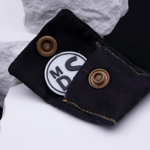 Materialdetail von Schlüsselanhänger aus Stoff. Diese Aufnahme passt zum Suchwort Geschenkidee nachhaltig aus dem MyDesignStyle Sortiment. Praktisch und stilvoll als Handgemacht accessoire im Alltag. Weitere Motive zum Thema Nachhaltiges accessoire bei MyDesignStyle entdecken.