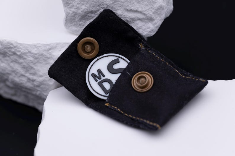 Materialdetail von Schlüsselanhänger aus Stoff. Diese Aufnahme passt zum Suchwort Geschenkidee nachhaltig aus dem MyDesignStyle Sortiment. Praktisch und stilvoll als Handgemacht accessoire im Alltag. Weitere Motive zum Thema Nachhaltiges accessoire bei MyDesignStyle entdecken.