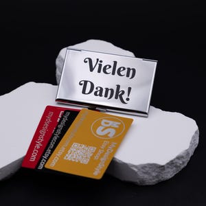 Stilbeispiel von Leichtes Visitenkartenetui Metall silber aus Metall. Diese Aufnahme passt zum Suchwort Kartenetui geschenk aus dem MyDesignStyle Sortiment. Praktisch und stilvoll als Personalisiertes etui im Alltag. Weitere Motive zum Thema Visitenkarten halter bei MyDesignStyle entdecken.
