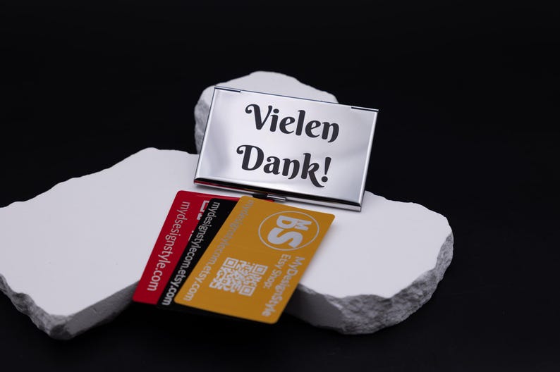 Stilbeispiel von Leichtes Visitenkartenetui Metall silber aus Metall. Diese Aufnahme passt zum Suchwort Kartenetui geschenk aus dem MyDesignStyle Sortiment. Praktisch und stilvoll als Personalisiertes etui im Alltag. Weitere Motive zum Thema Visitenkarten halter bei MyDesignStyle entdecken.