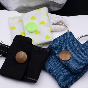 Nahaufnahme von Schlüsselanhänger aus Stoff. Diese Aufnahme passt zum Suchwort Geschenkidee nachhaltig aus dem MyDesignStyle Sortiment. Praktisch und stilvoll als Handgemacht accessoire im Alltag. Weitere Motive zum Thema Nachhaltiges accessoire bei MyDesignStyle entdecken.